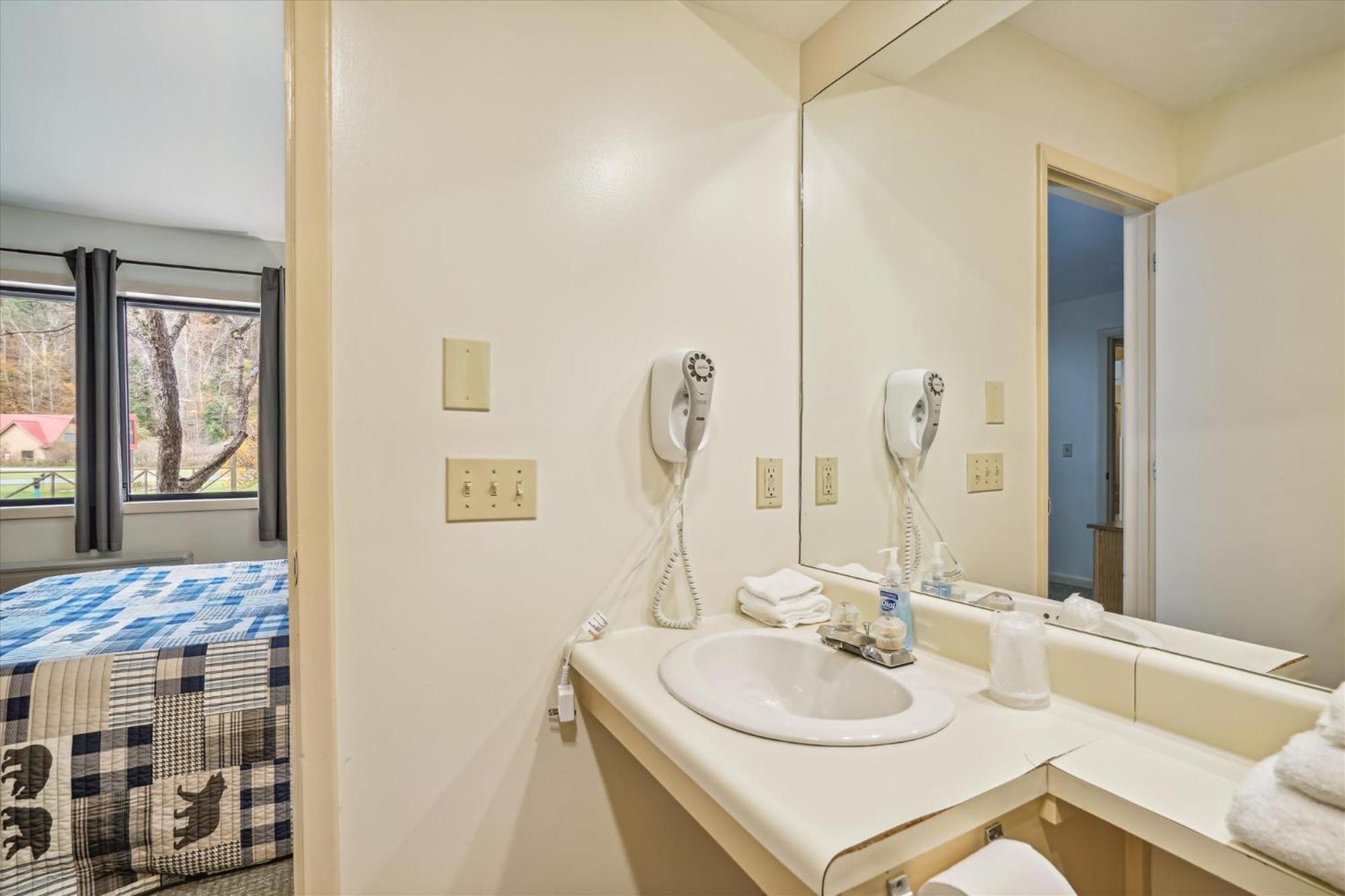 Cedarbrook Deluxe Two Bedroom Suite With Outdoor Heated Pool 10708 คิลลิงตัน ภายนอก รูปภาพ